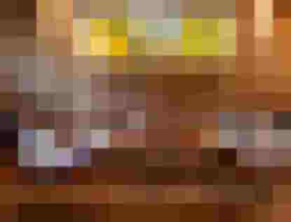 Zwei Personen entspannen in Schaukelliegen im Wellnessbereich des familienfreundlichen Attersee Hotels