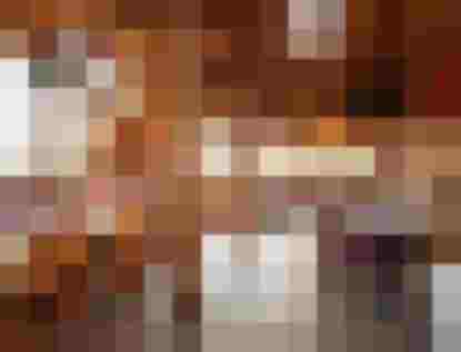 Gemütlicher Restaurantbereich im Hotel Schmoller mit Holzstühlen und regionalem Flair am Attersee Hotel