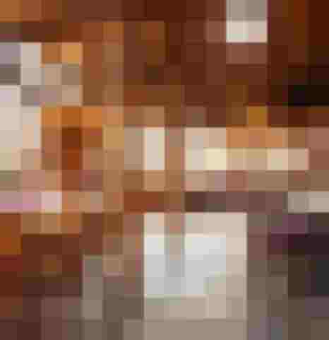 Gemütlicher Restaurantbereich im Hotel Schmoller mit Holzstühlen und regionalem Flair am Attersee Hotel