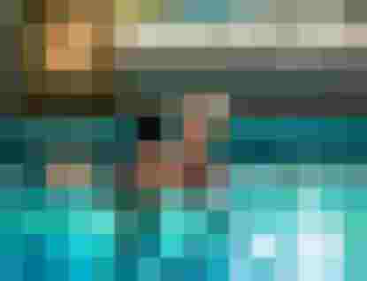 Paar entspannt im Hallenbad des familienfreundlichen Wellnesshotels am Attersee